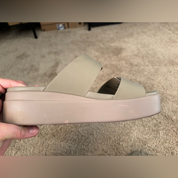 Crocs Women's Brooklyn Buckle Low Wedge, Platform Sandals | W size 8 | tan/brown - Picture 9 of 14